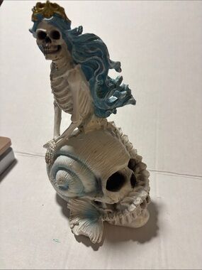 Blue-Haired Skeleton Mermaid Skull Sculpture - Home Art